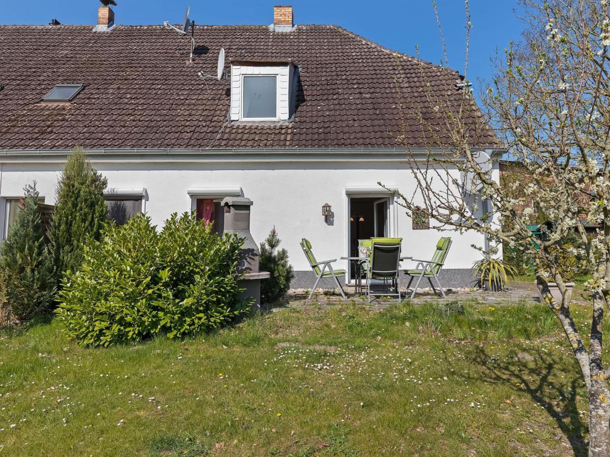 Elegant apartment with garden in Gingst Buitenkant foto