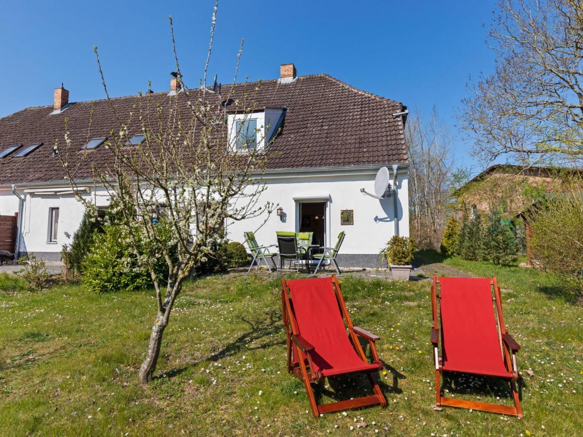 Elegant apartment with garden in Gingst Buitenkant foto