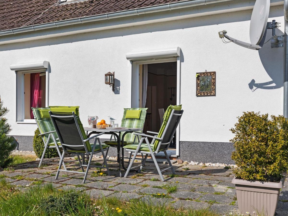 Elegant apartment with garden in Gingst Buitenkant foto